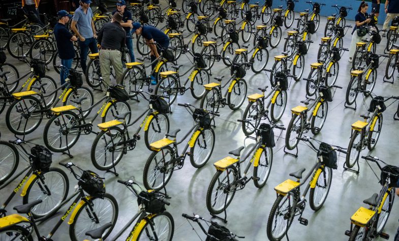 Qhubeka distributed 100 Breitling-funded bicycles to 100 pupils at the Usasazo Secondary School in Khayelitsha, Cape Town.