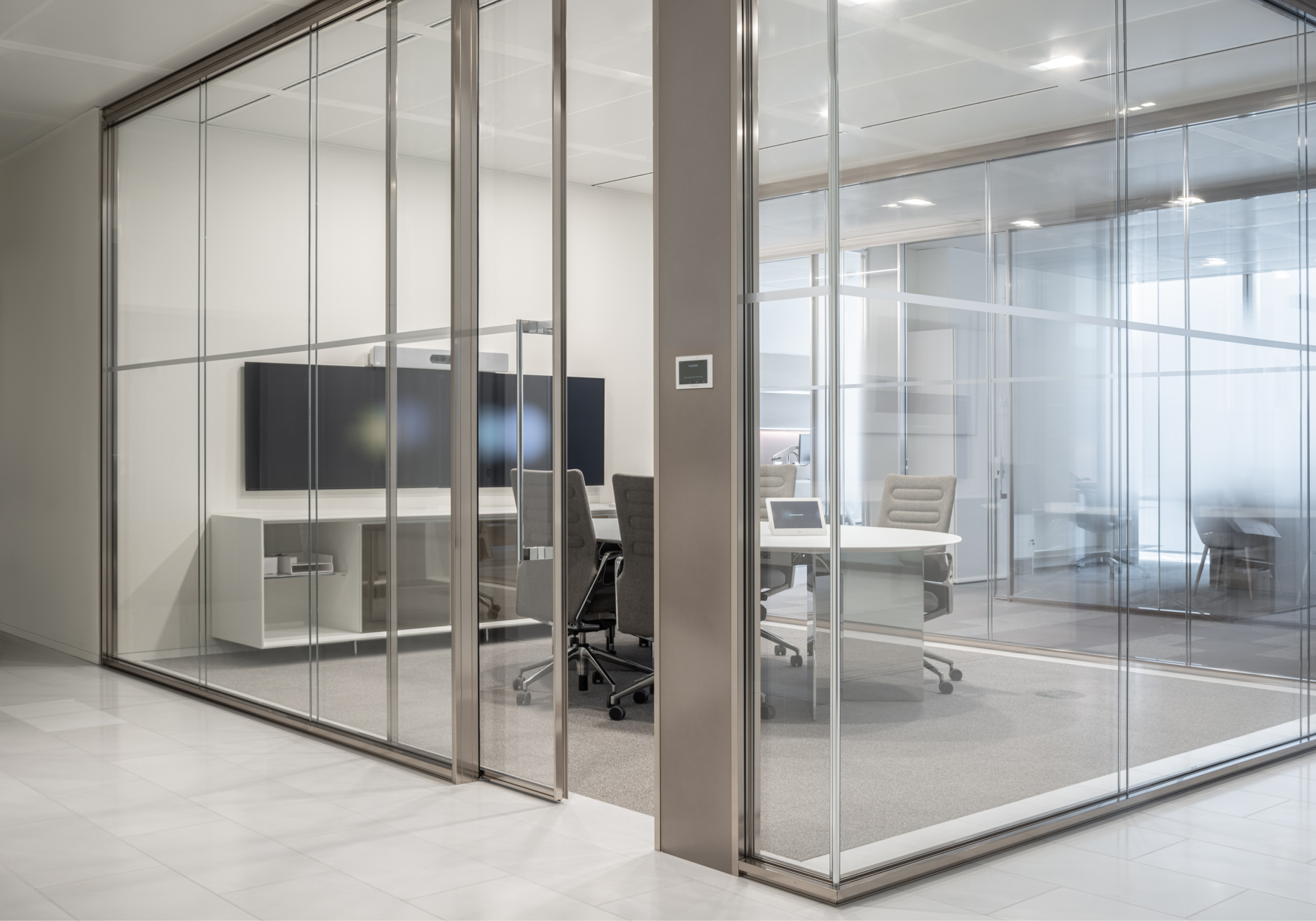 UniFor’s Supersincro sliding door system provides the flexibility to turn meeting rooms into open-space work areas