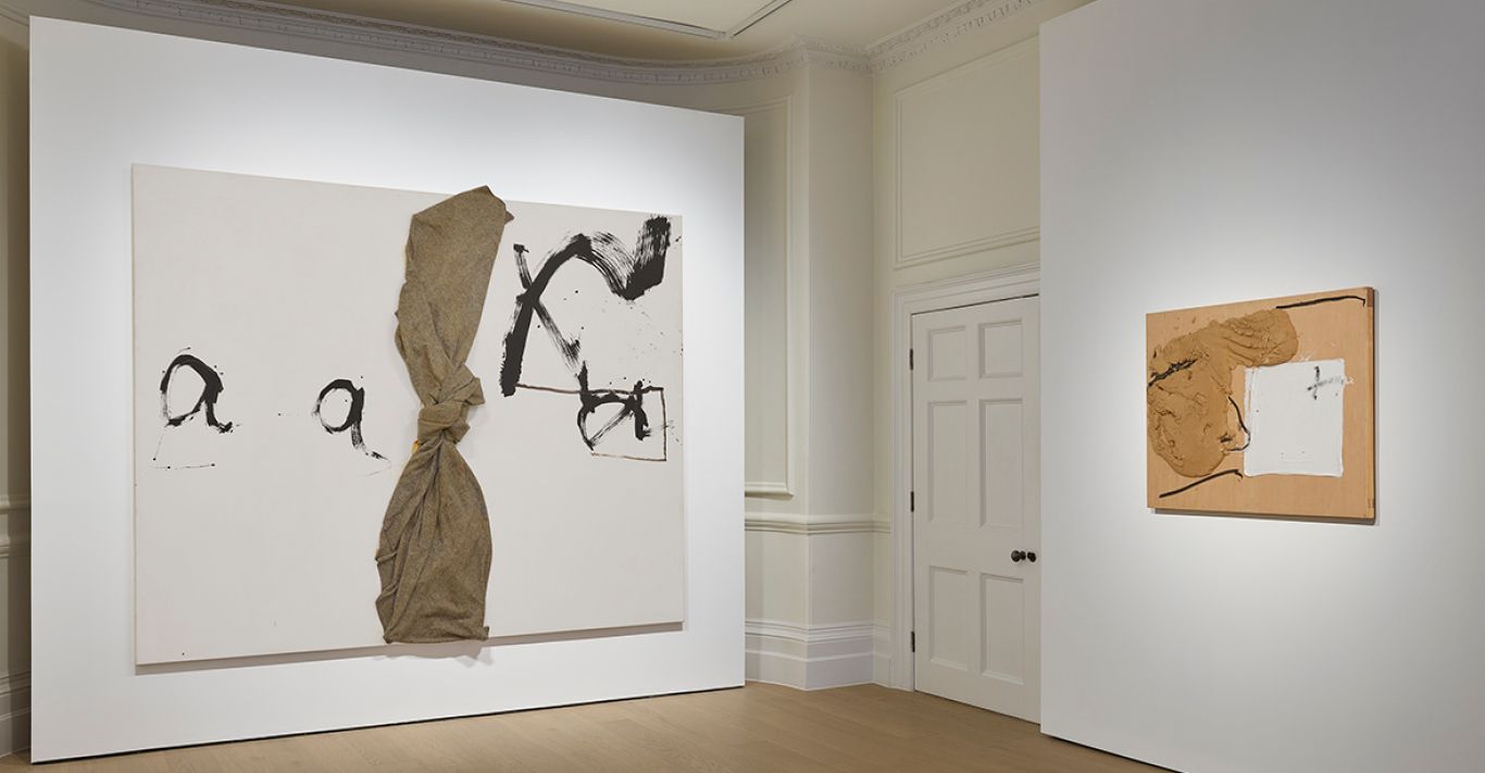 Antoni Tàpies, Manta nuada, 2008. Paint and collage on canvas 220 x 270 x 24 cm