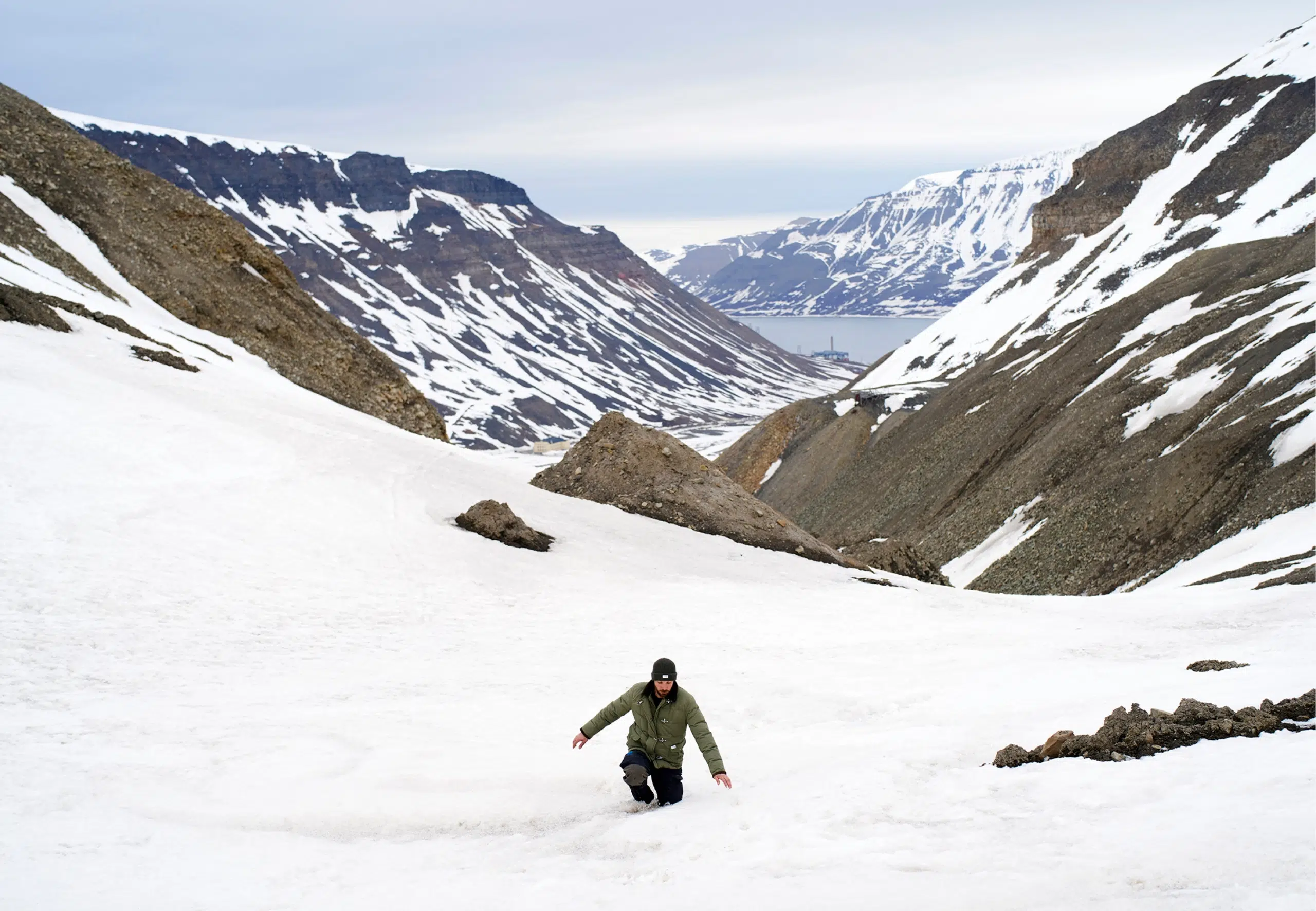 Man wearing Faye jacket in snow